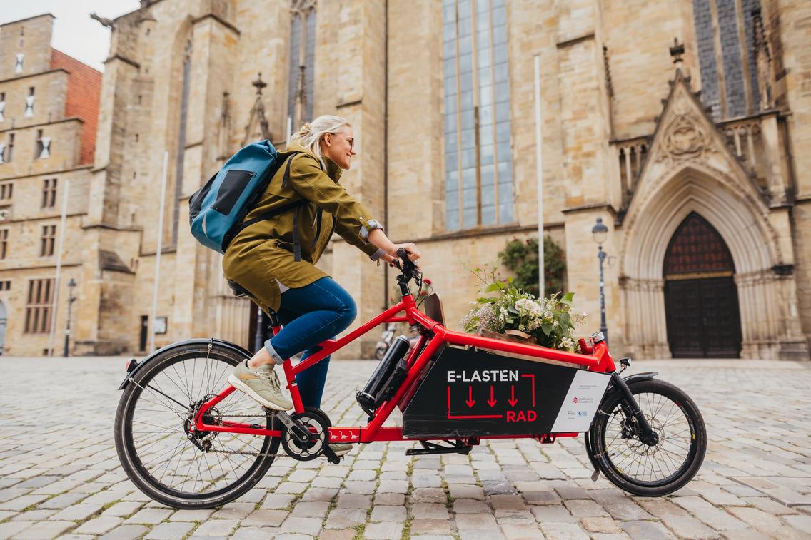 Elektro-Lastenrad fahrend im Stadtzentrum von Osnabrück