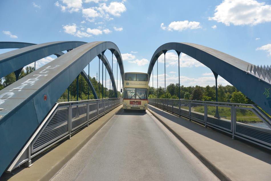 Traditionsbus der Stadtrundfahrten auf einer Brücke