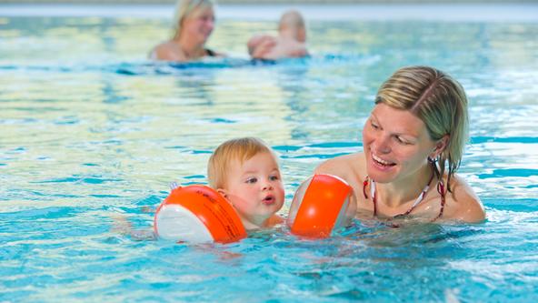 Mutter und Kind beim Schwimm-Kurs